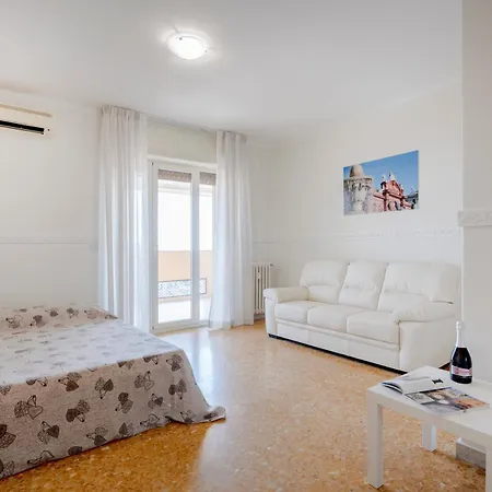 Guesthost - Dimora Dall'alto Apartment *