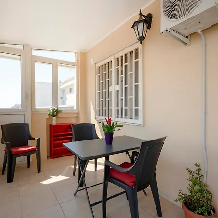 Guesthost - Dimora Dall'alto Apartman *